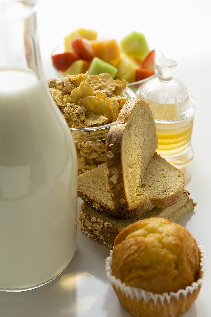 Frühstückszutaten: Backwaren, Müsli, Obst, Milch und Honig