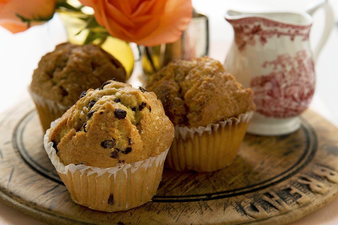 Verschiedene Muffins auf einem Holzbrett