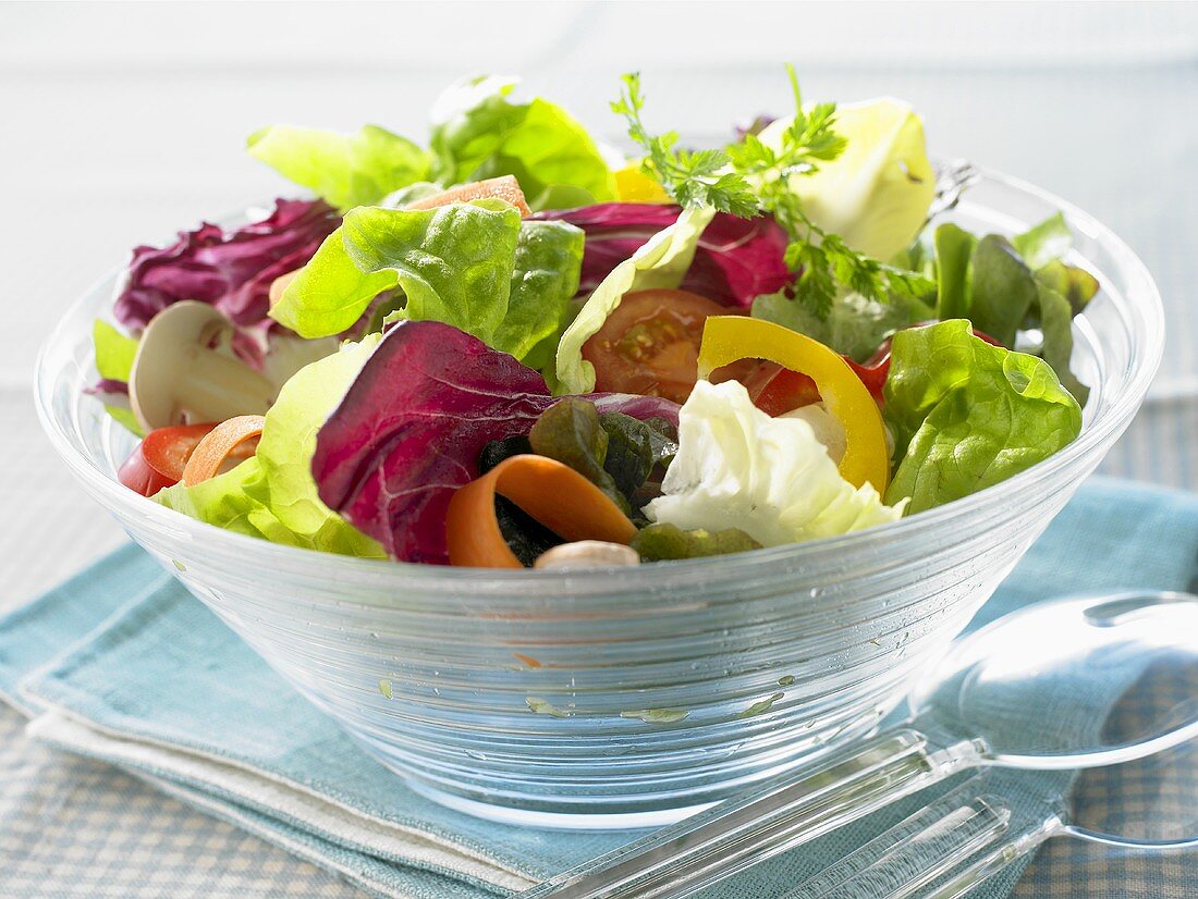 Bunt gemischter Salat in einer Glasschüssel
