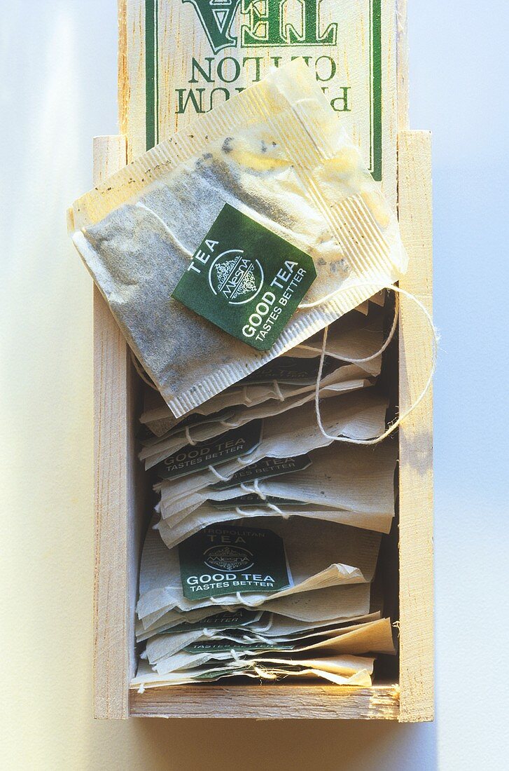 Teebeutel in geöffneter Holzschachtel (Draufsicht)