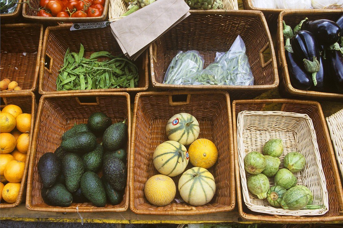 Biogemüse und Melonen in Körben auf einem Markt