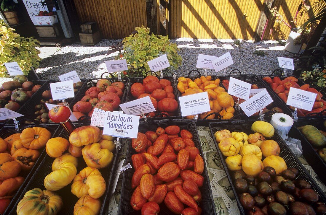 Verschiedene Heirloom Tomaten auf einem Markt