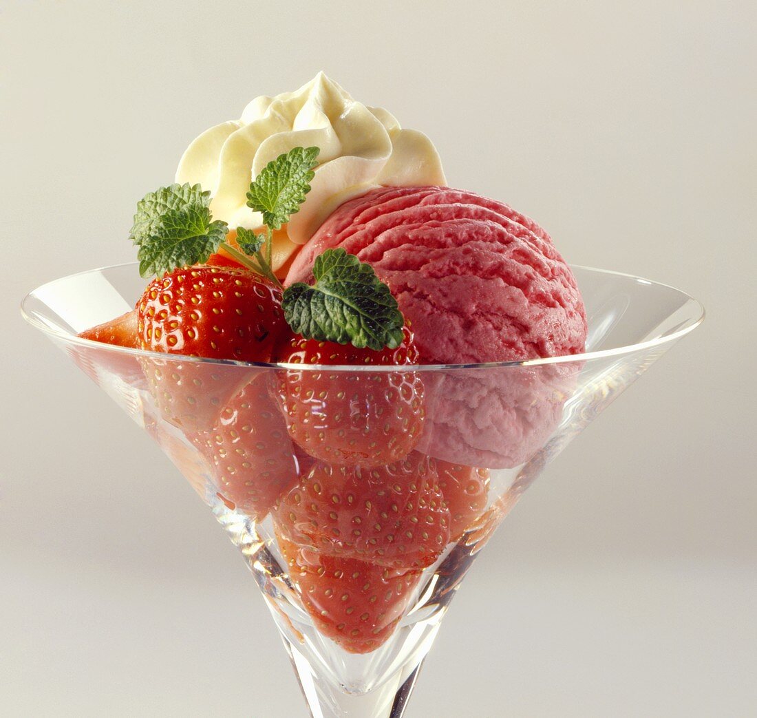 Erdbeer-Eis-Becher