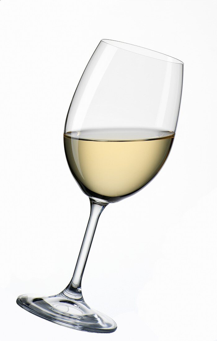 Ein Glas Weißwein, schräg