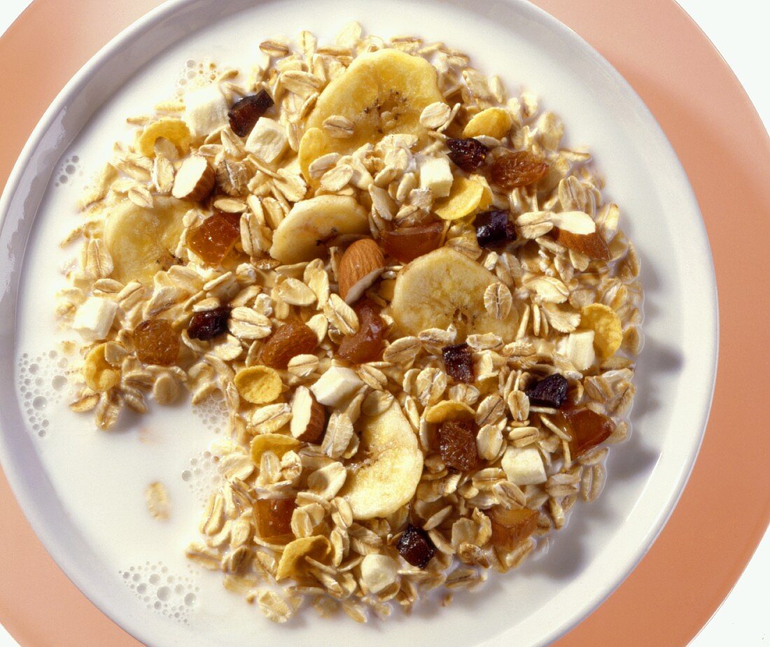 Banana muesli with dried fruit and milk