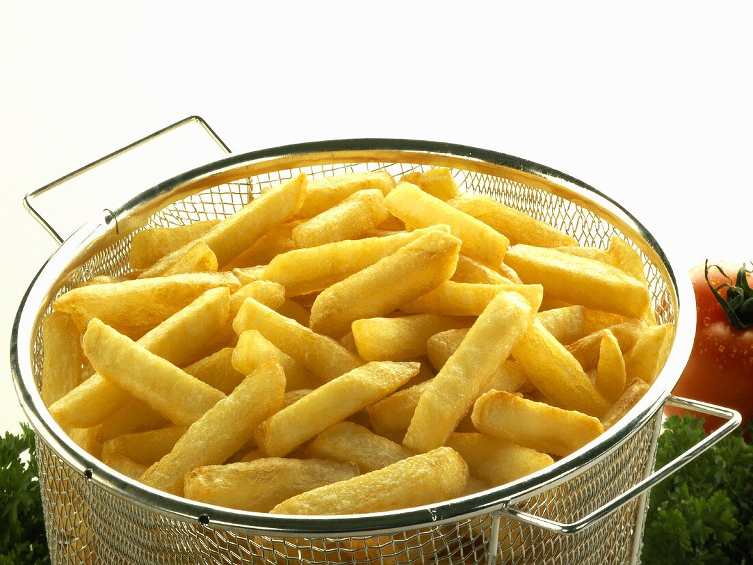 Pommes frites im Frittierkorb