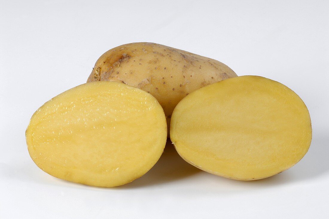 Eine ganze Kartoffel und zwei Kartoffelhälften