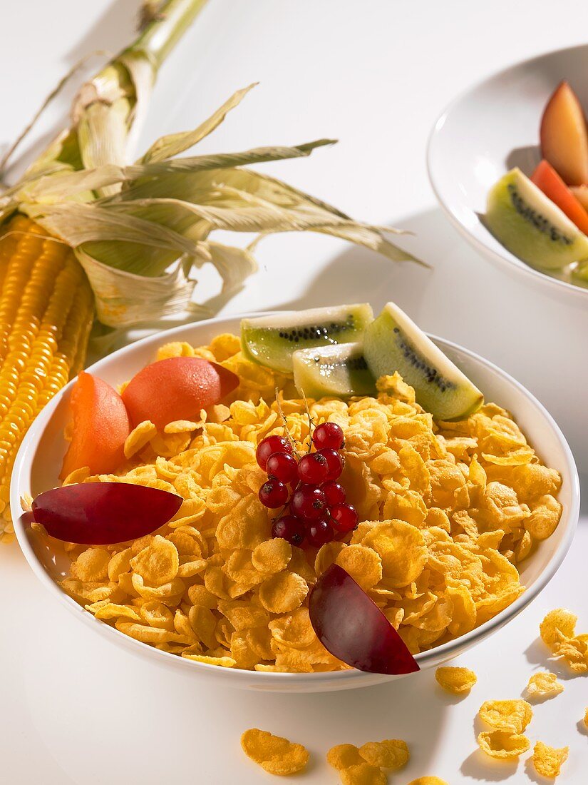 Eine Schüssel Cornflakes mit frischem Obst