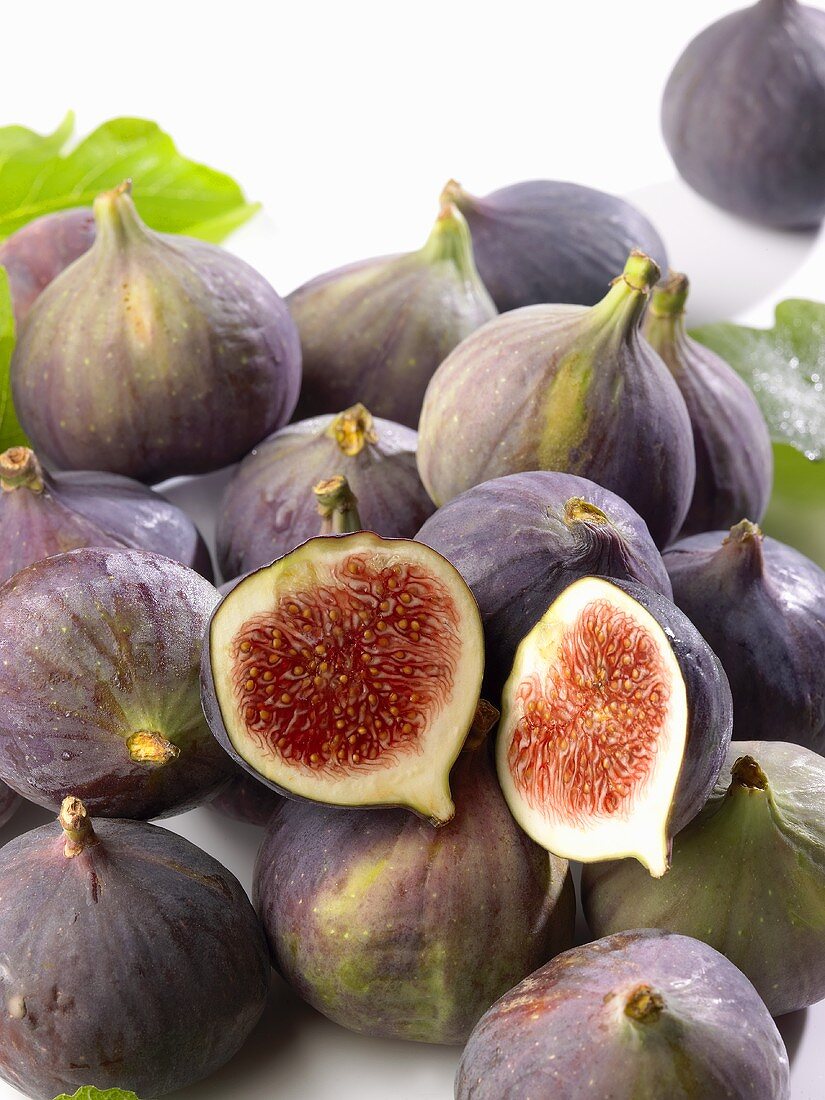Fresh figs in a heap