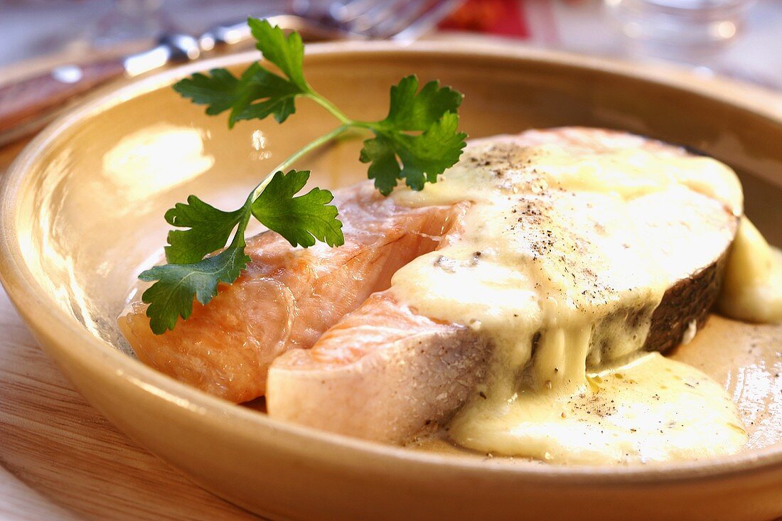 Lachssteak mit Käsesauce