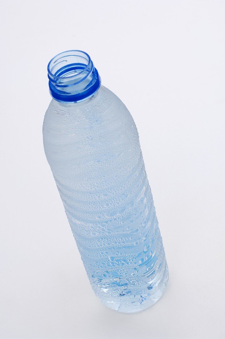 Eine Flasche Wasser