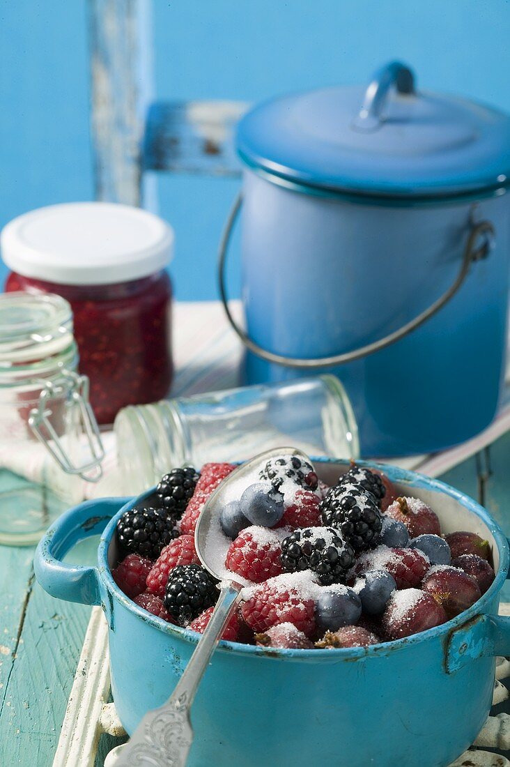 Gemischte Beeren mit Zucker für Marmelade