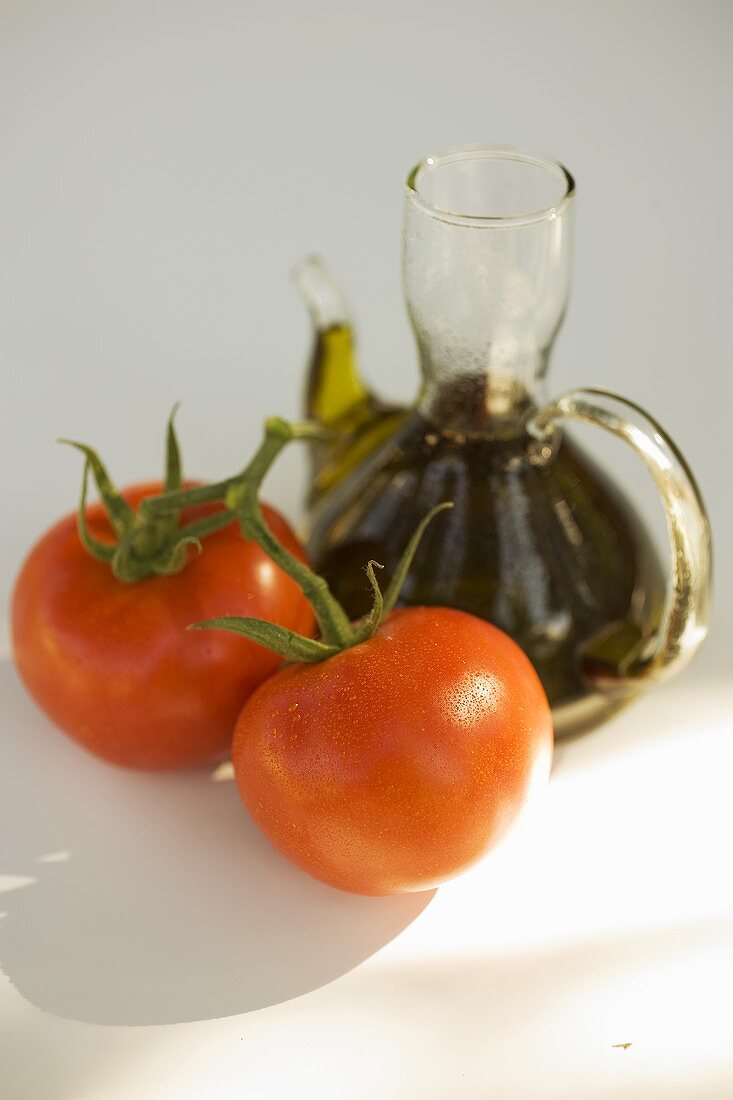 Frische Tomaten und Ölkaraffe