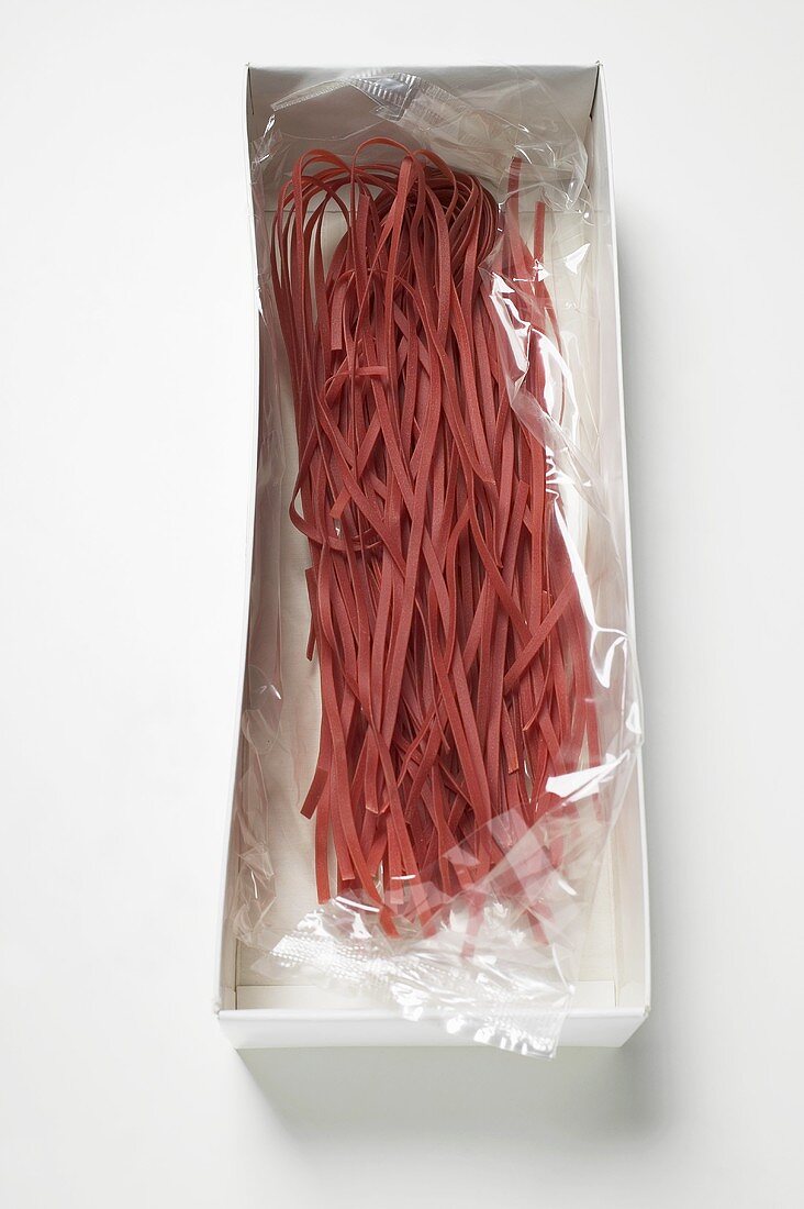 Rote Tagliatelle in der Verpackung