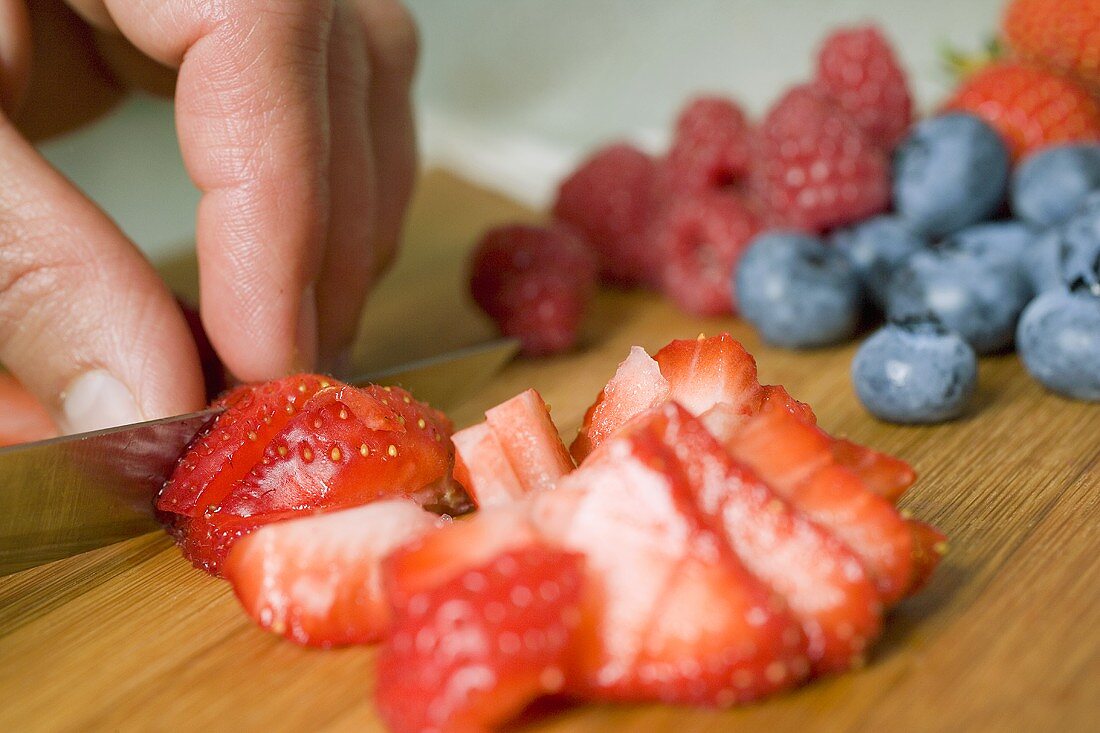 Erdbeeren in Stücke schneiden