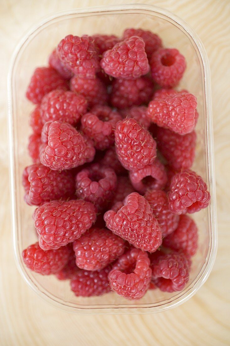 Himbeeren in der Plastikschale