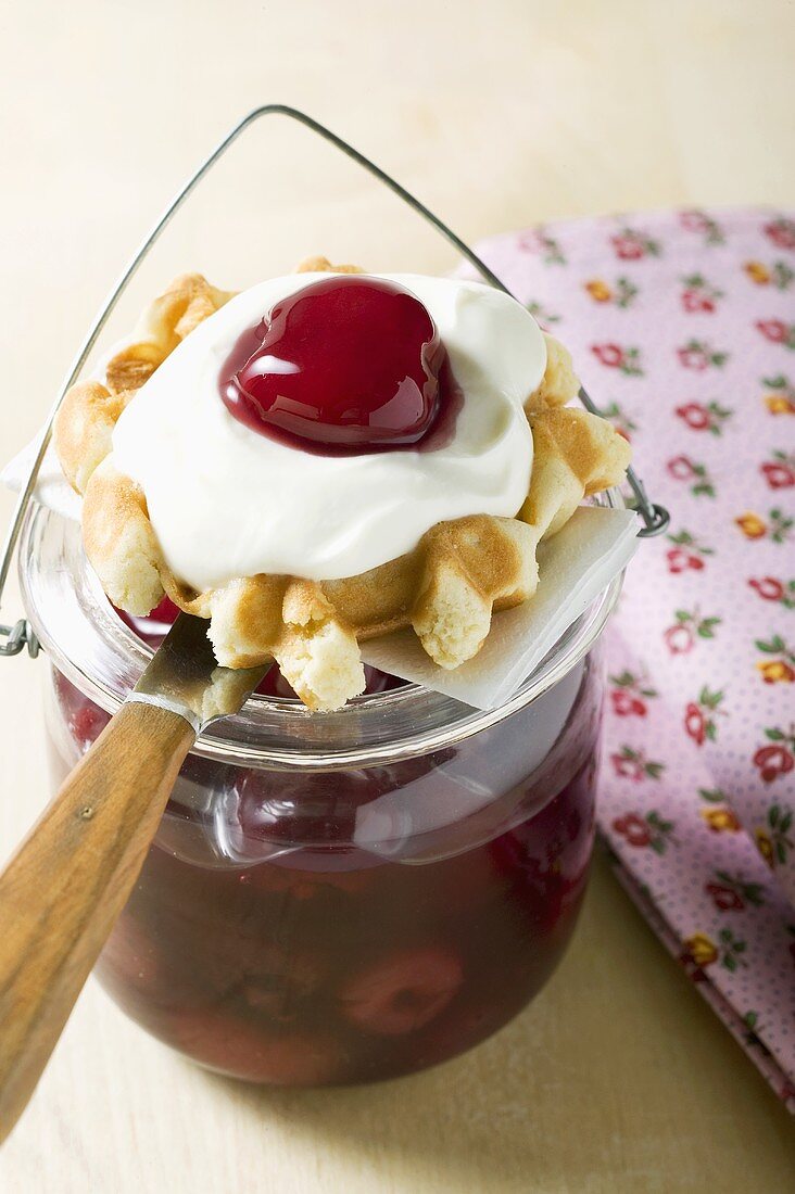 Waffeln mit Vanillecreme und Kirschen