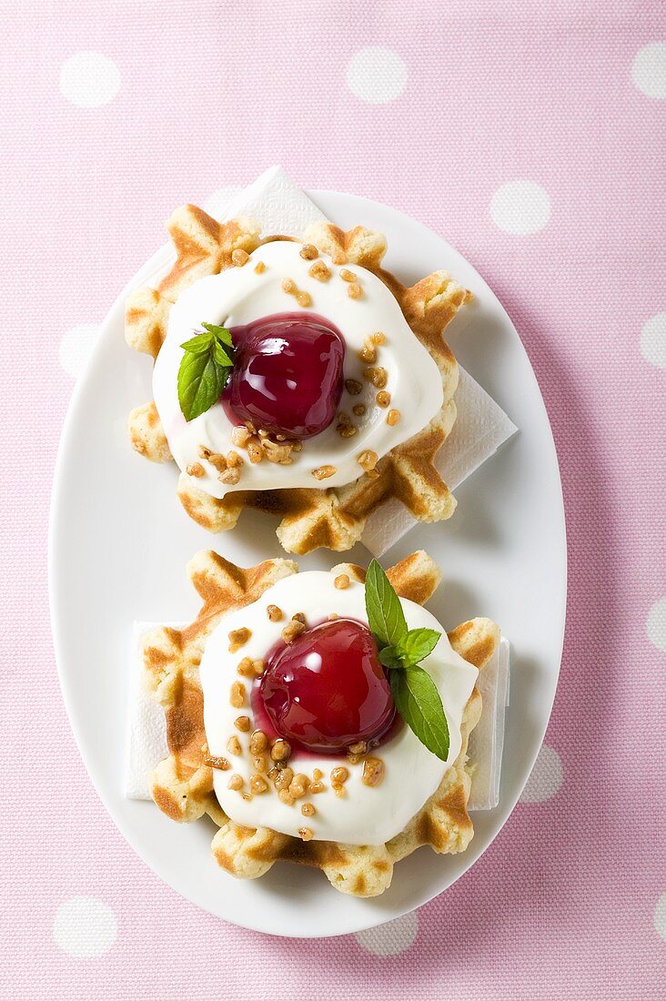 Waffeln mit Vanillecreme und Kirschen