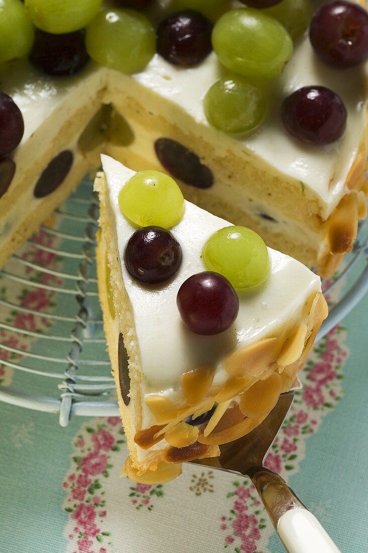 Yoghurt cake with grapes