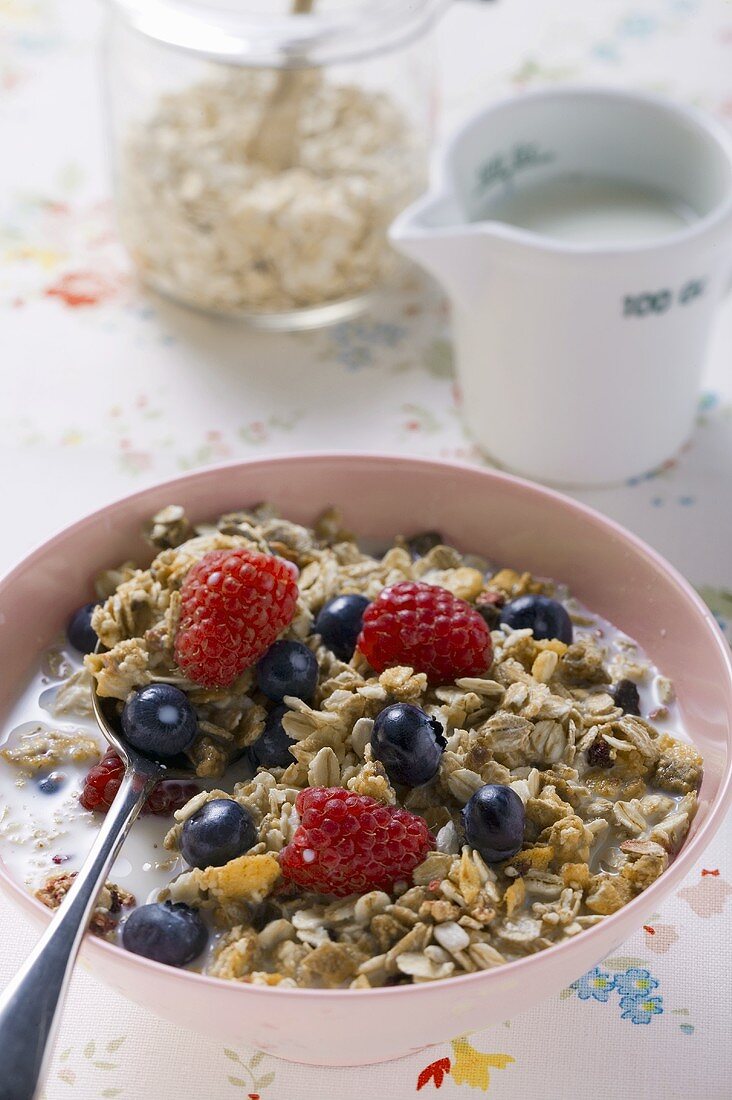 Beerenmüsli mit Milch