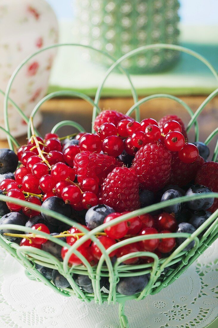 Gemischte Beeren in einem Körbchen