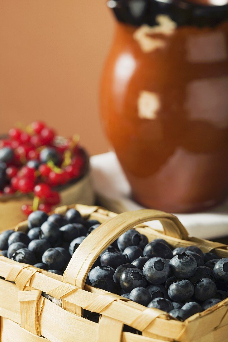 Heidelbeeren im Korb & Schälchen mit gemischten Beeren