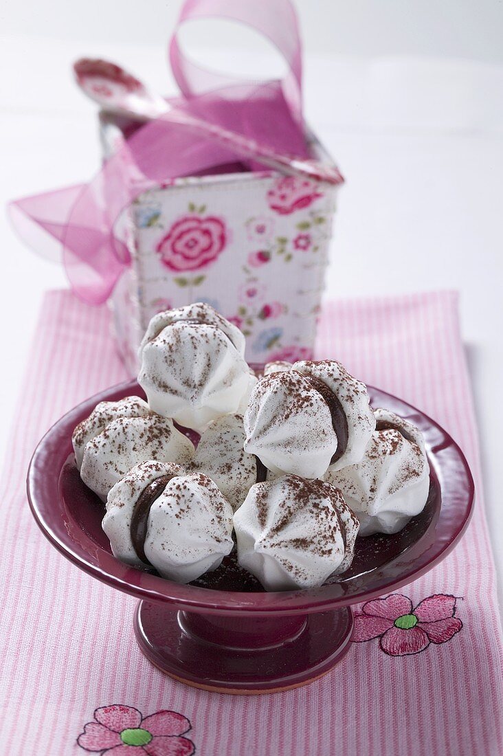 Chocolate-filled meringues