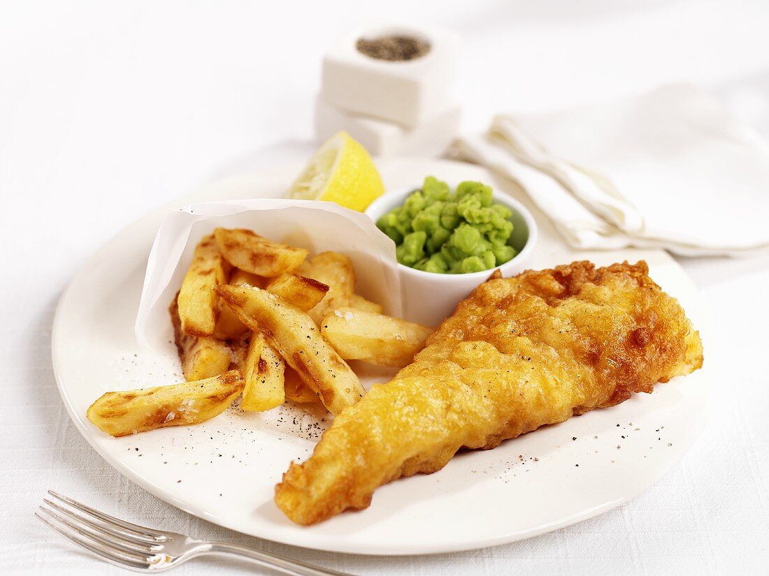 Fish fillet fried in batter with chips and mushy peas