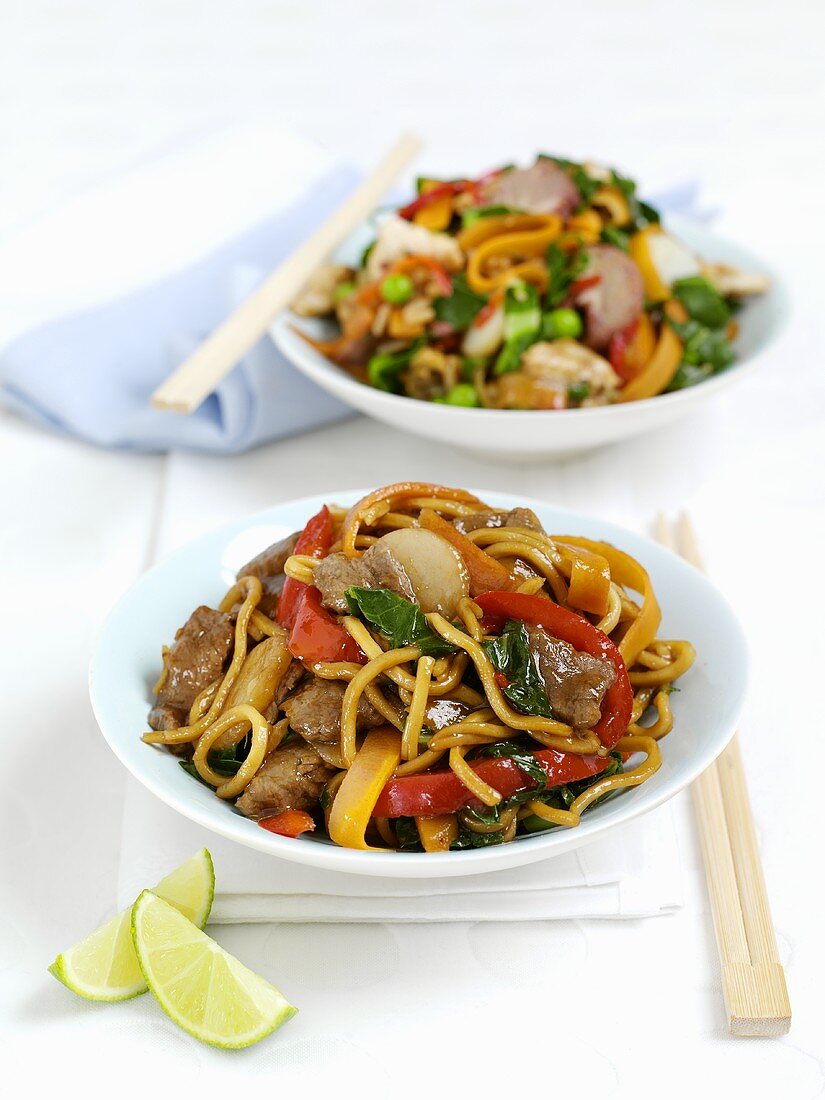 Fried noodles with beef and peppers