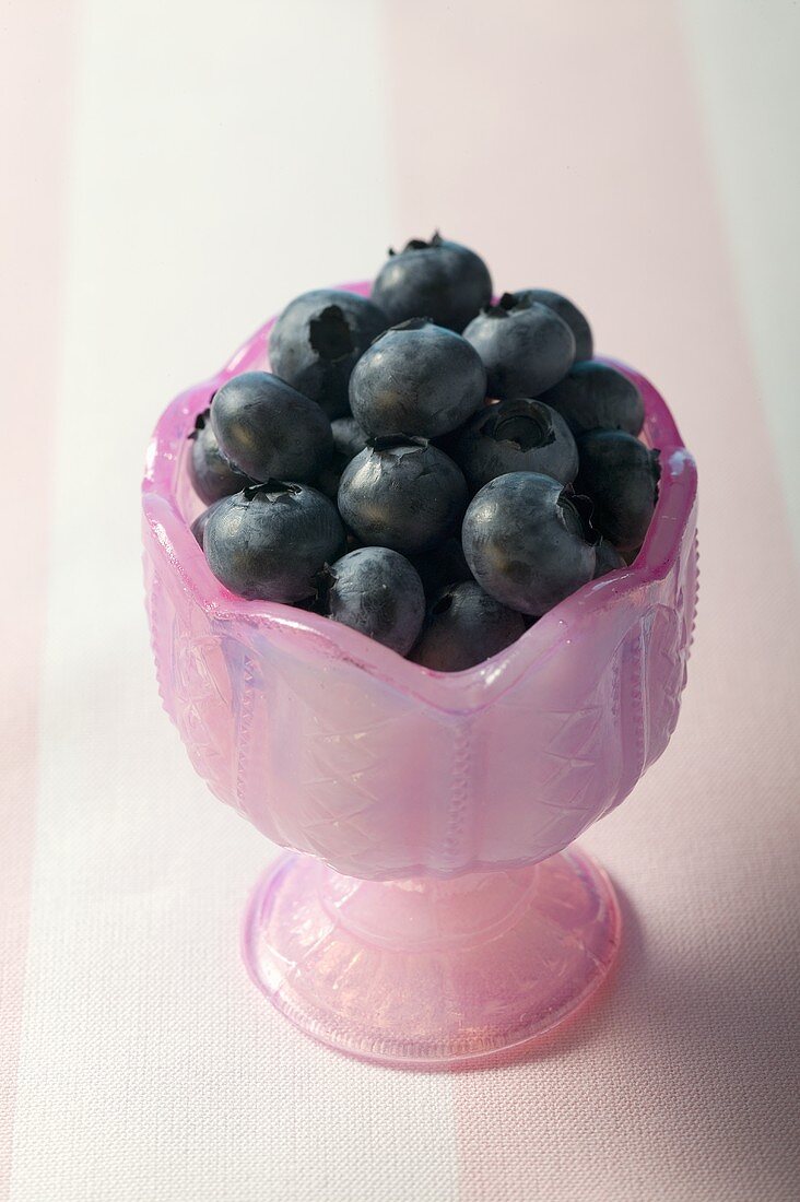 Frische Heidelbeeren in einem Glasschälchen