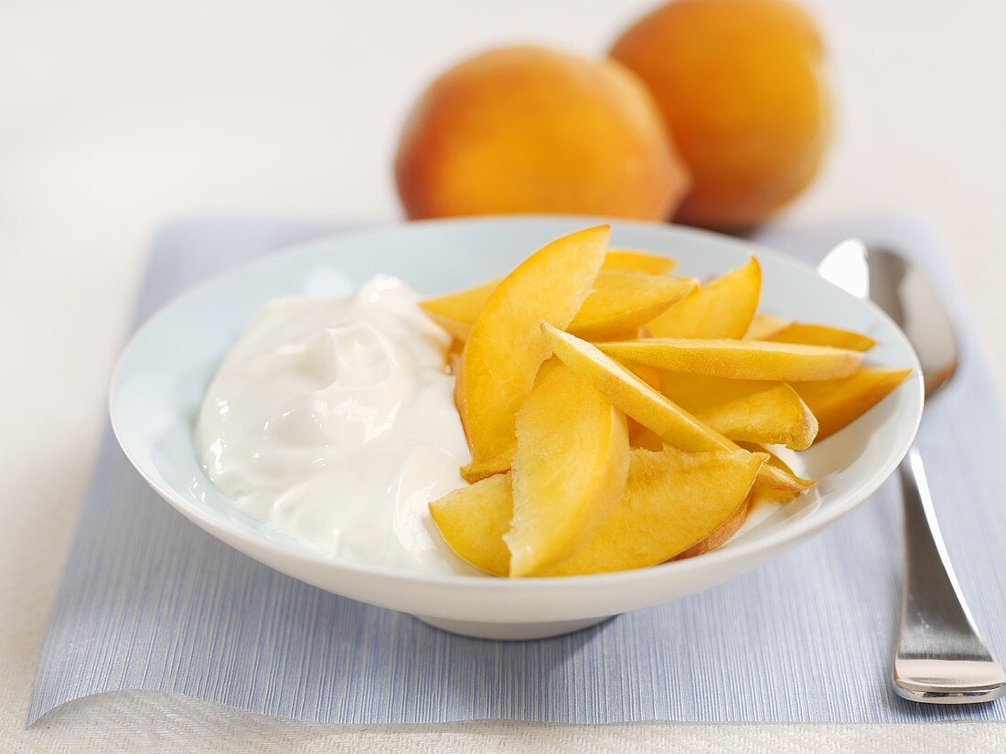 Yoghurt with fresh apricots