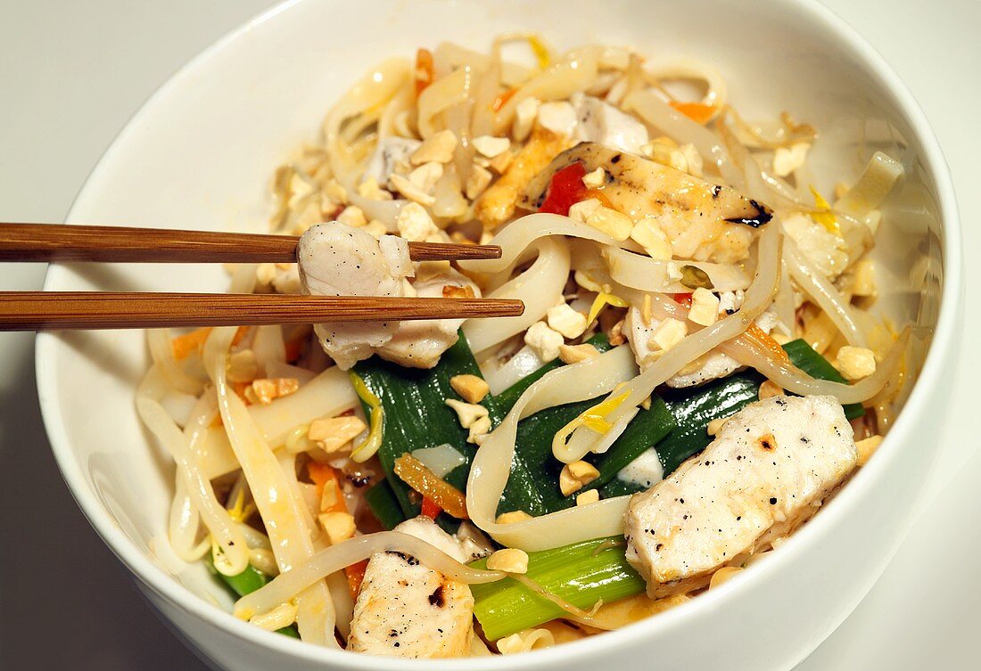 Noodles with chicken breast and vegetables