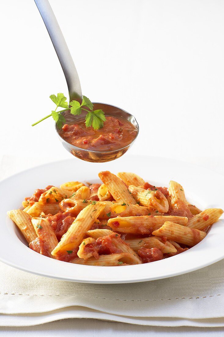 Penne all'arrabiata (Nudeln mit scharfer Sauce, Italien)