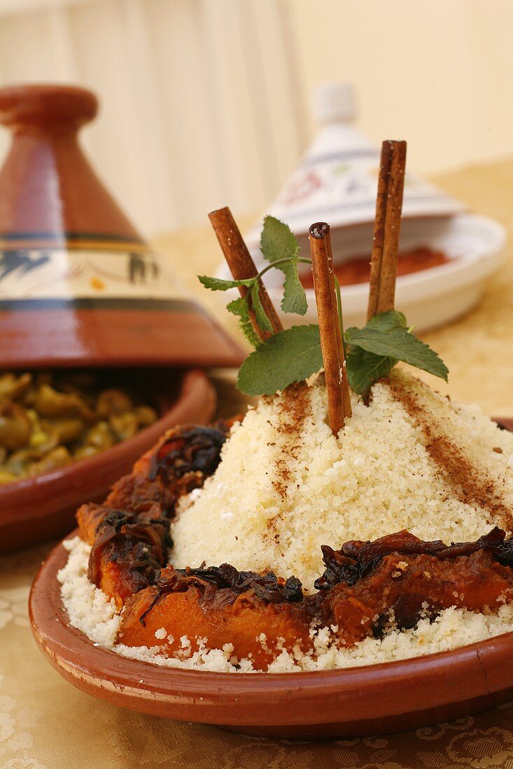 Couscous mit Gemüse in einer Tajine