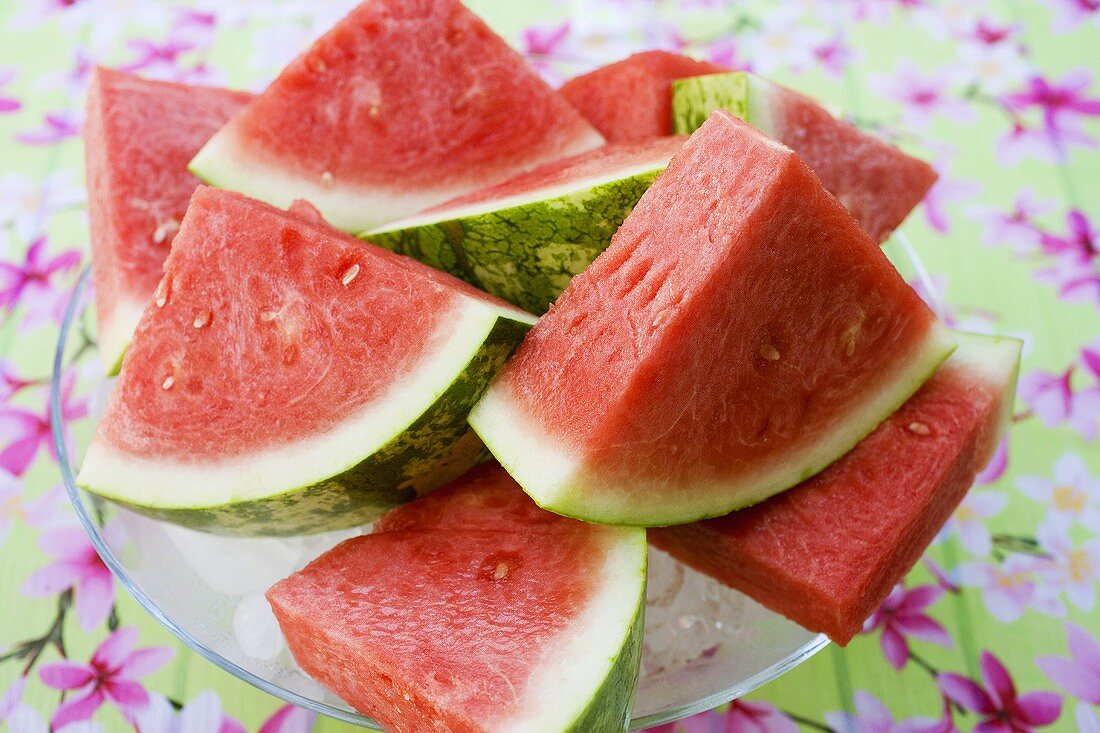 Wassermelonenstücke auf einer Glasplatte
