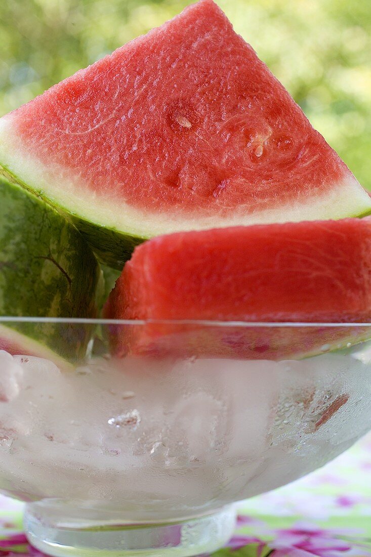 Wassermelonenstücke in einer Schale mit Eiswürfel