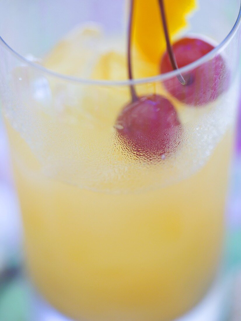 Fruchtcocktail mit Kirschen und Zitronenschale