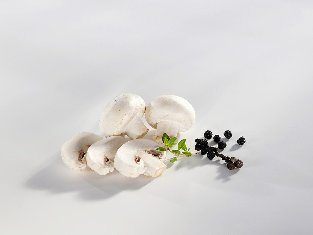 Button mushrooms, pepper and herbs