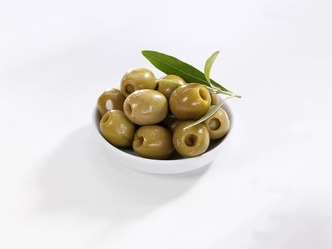 Grüne Oliven in einem Schälchen
