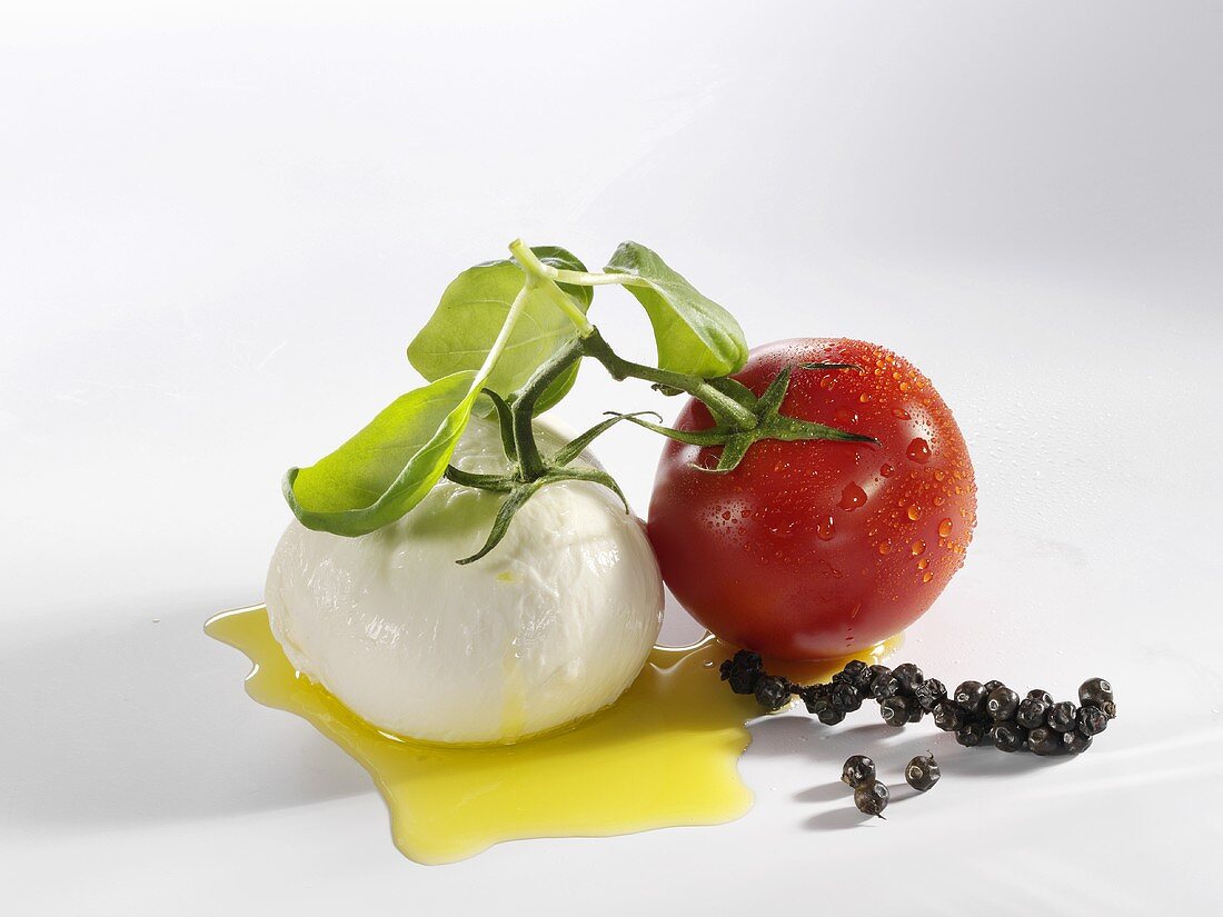 Tomate, Mozzarella und Basilikum mit Olivenöl & Pfeffer