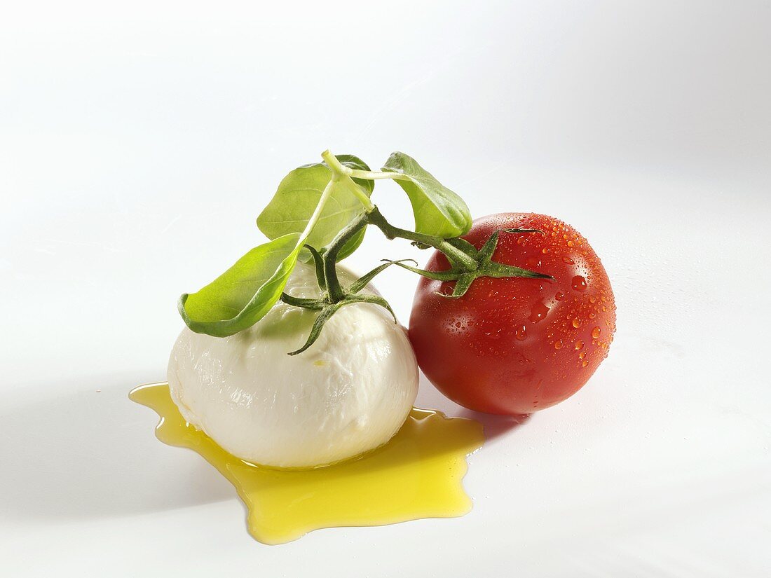 Tomate, Mozzarella und Basilikum mit Olivenöl