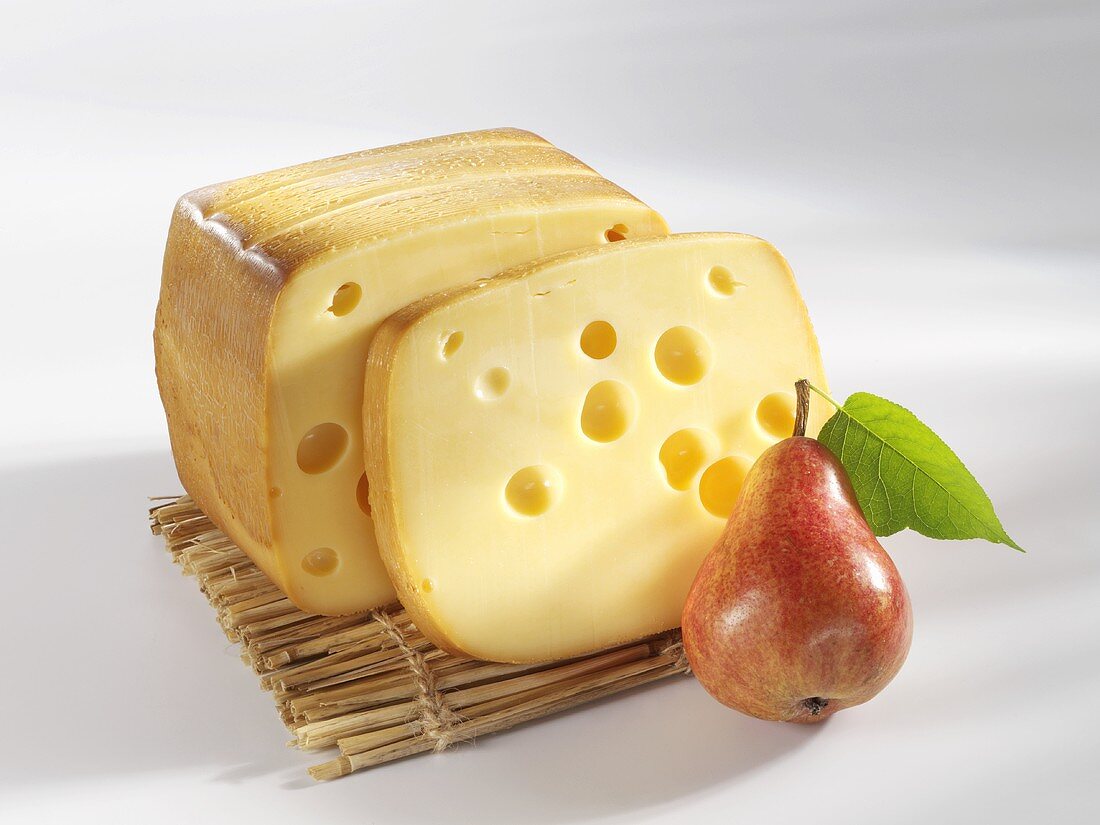 Geräucherter Schweizer Käse mit Birne