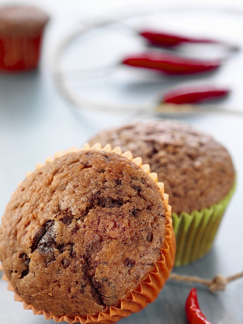 Zwei Schoko-Chili-Muffins