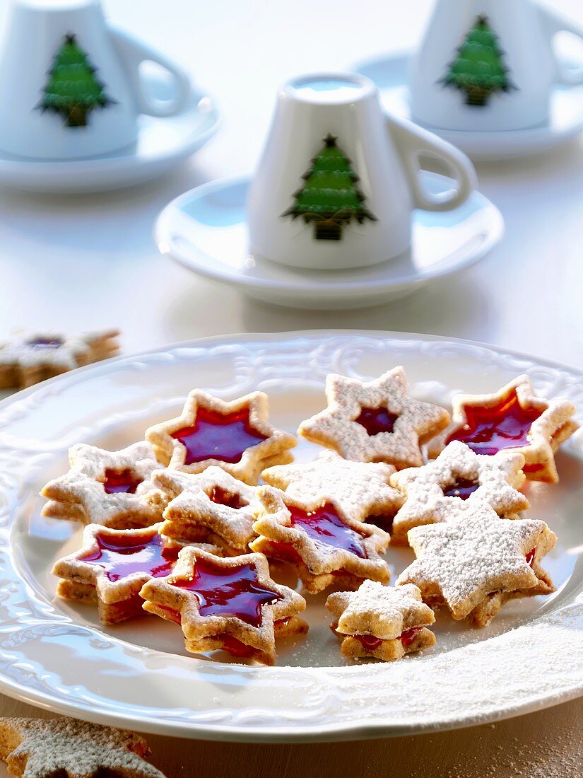 Star-shaped biscuits with mulled wine filling