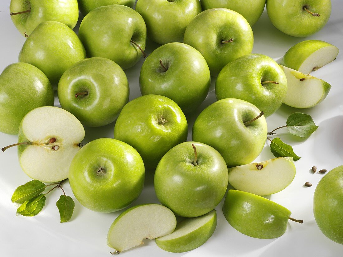 Ganze & aufgeschnittene Äpfel der Sorte 'Granny Smith'