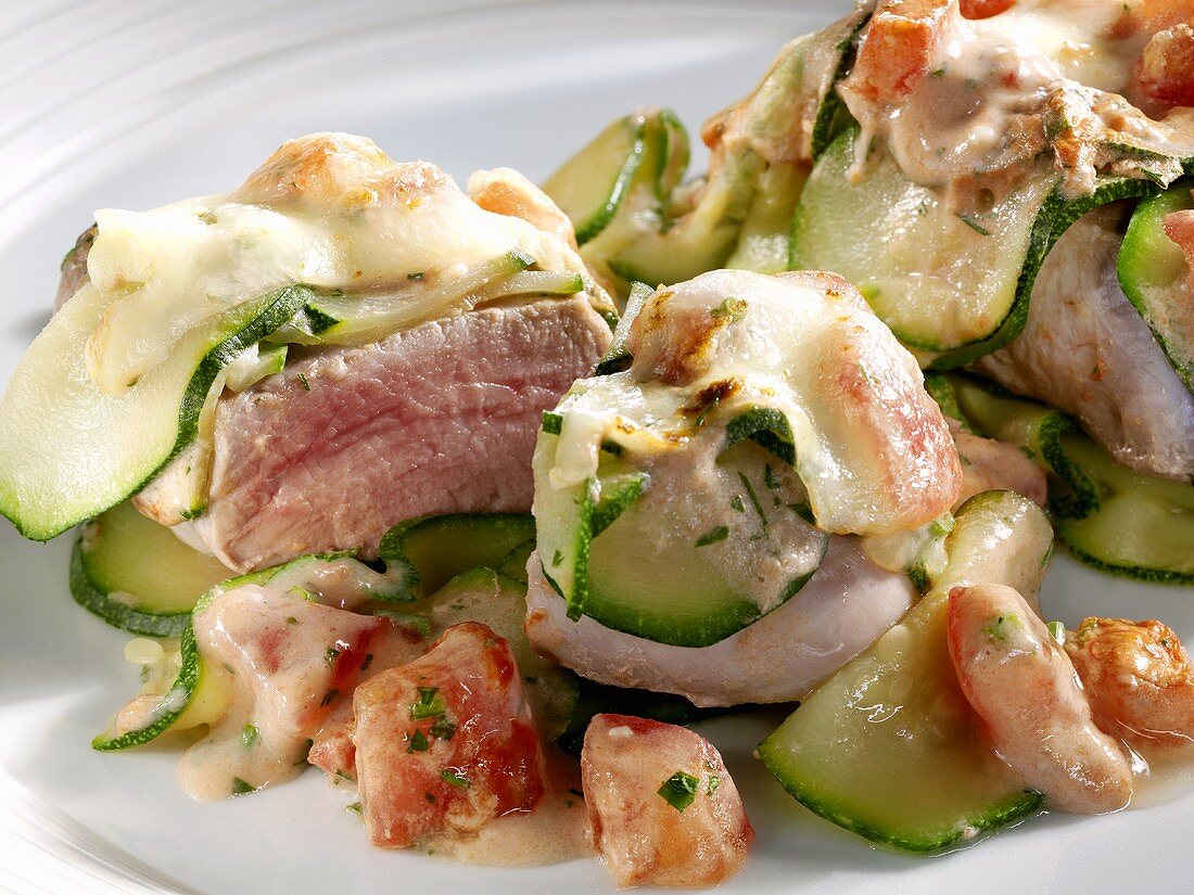 Überbackenes Schweinefilet mit Tomaten, Zucchini & Mozzarella