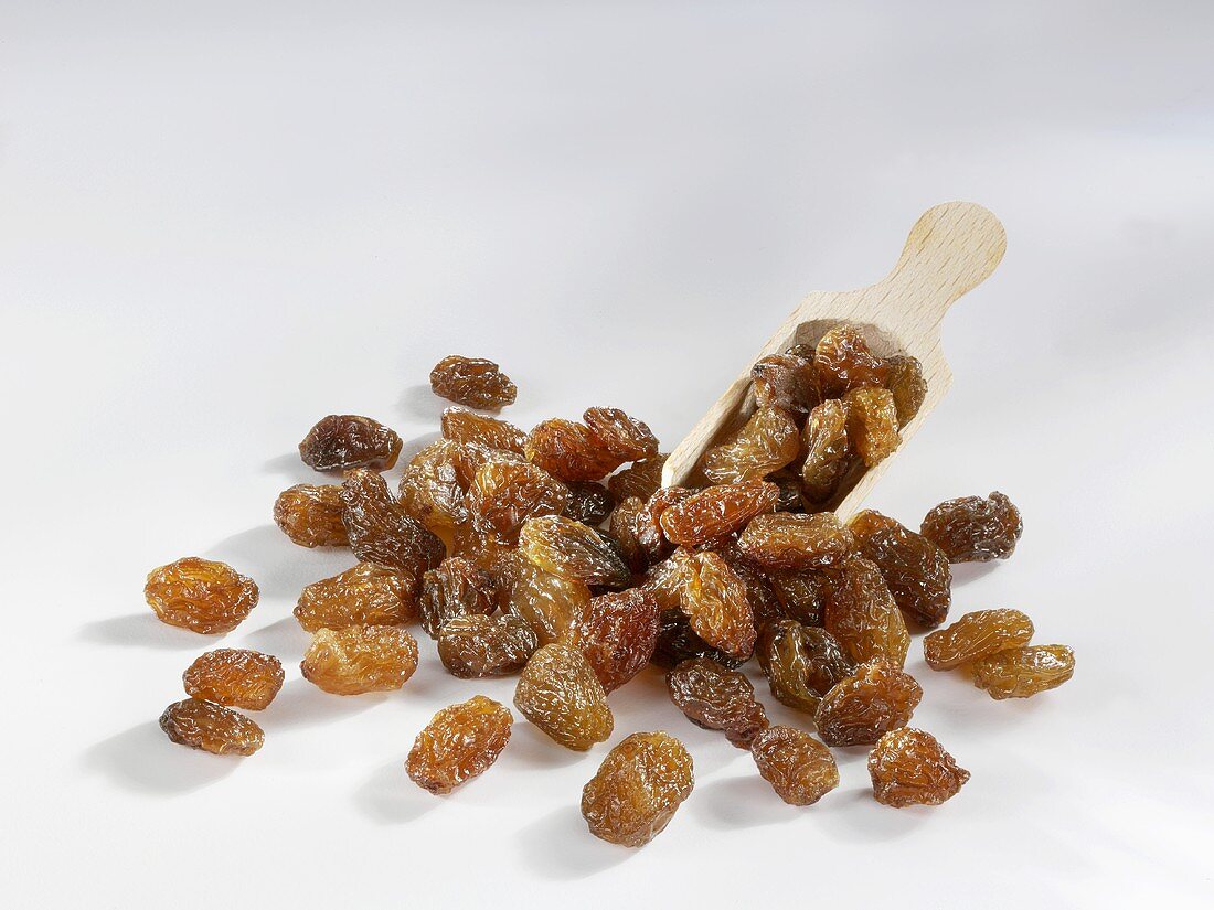 Raisins with a wooden scoop