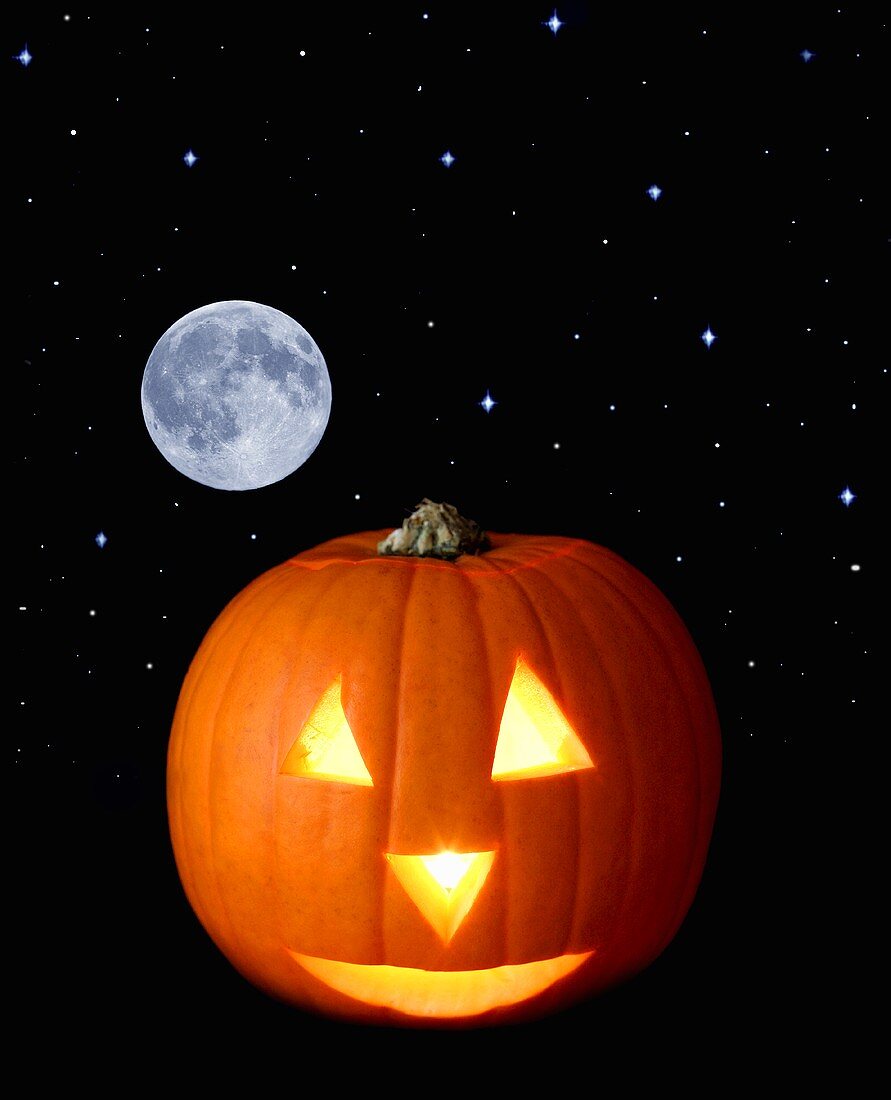 Ein Halloweenkürbis mit Mond und Sternen im Hintergrund