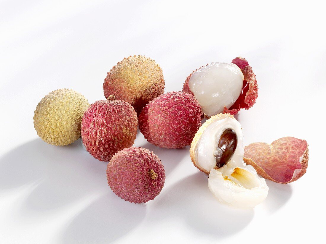 Unpeeled and peeled lychees