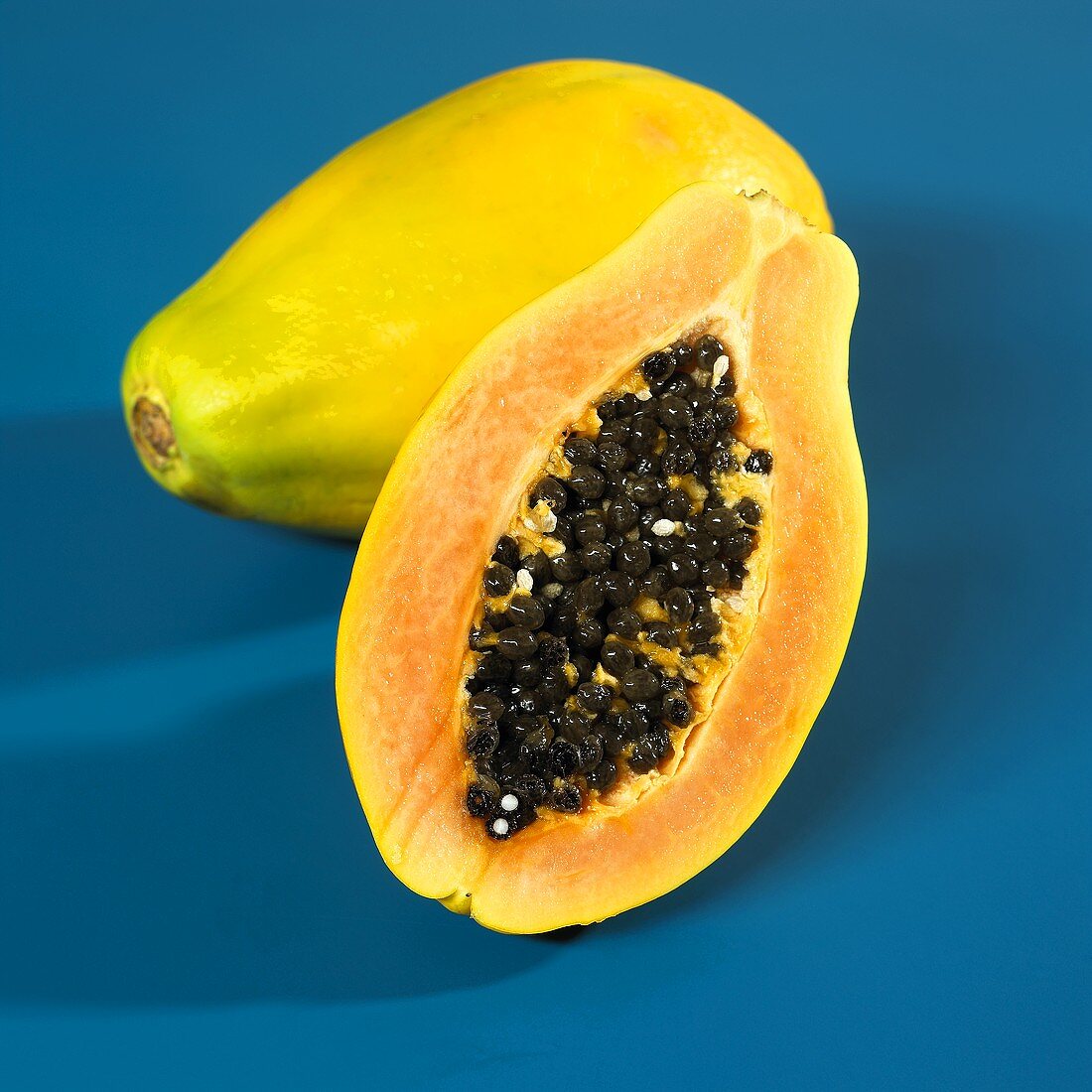 Ganze und halbe Papaya